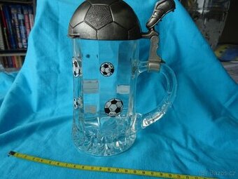 korbel s kopacím míčem a kopačkou jako víčkem