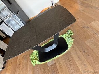 Jidelni stul znacky BoConcept