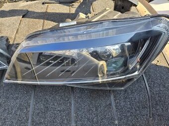 ŠKODA SUPERB 3 PREDNI SVETLA XENONY