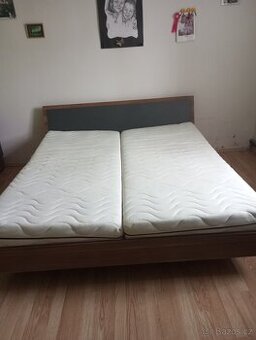 Postel s nočními stolky
