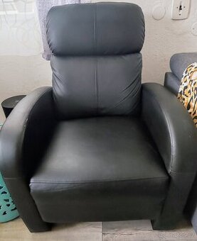 Polohovatelné křeslo s podnožkou