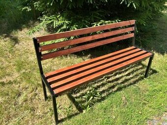 Lavička, houpačka, stoly, zahradni posezení, květináče......