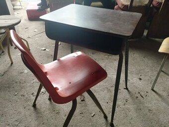Staré plastové židle a stolky Los Angeles