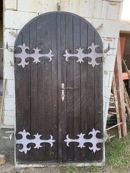 Vchodové dveře do vinného sklepa