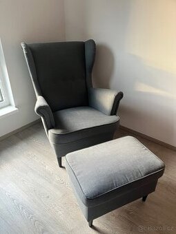 Křeslo STRANDMON s podnožkou