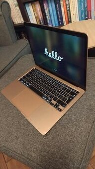 Zlatý MacBook Air 13' (2020) s procesorem i5