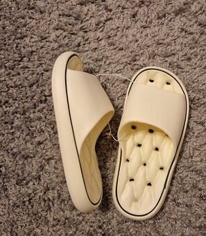 Lehoučké nazouváky k vodě