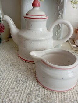 Keramická konvice a mlekovka