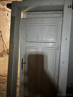 Staré dveře i s futry