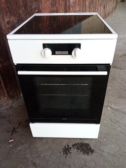 INDUKČNÍ sporák Mora - skoro nový