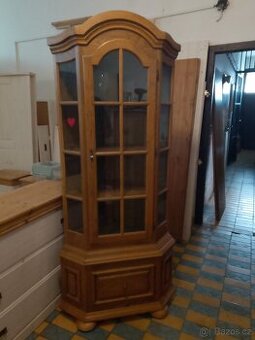 RUSTIKÁLNÍ ROHOVÁ VITRÍNA
