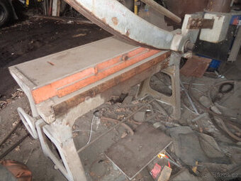 Tabulové nůžky na plech