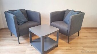 Dvě křesla IKEA EKERÖ a malý stolek na kolečkách