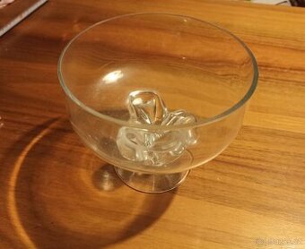 Skleněná miska na noze