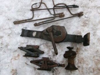 prodám nosný závěs na traktor Zetor, nádrž, závěsnou lištu,