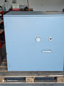 prodám těžký kovový trezor