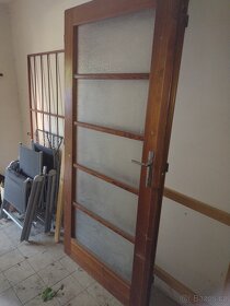 dvoukřídlé dřevěné dveře