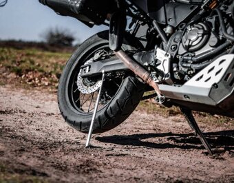 Offroad stojan - oprava defektů a údržba na cestě