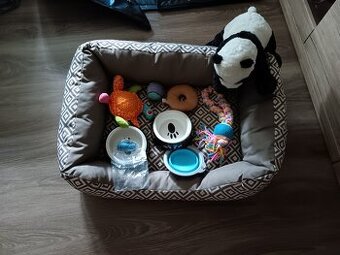Prodám pelíšek ,misky ,hračky atd a ohrádku do auta