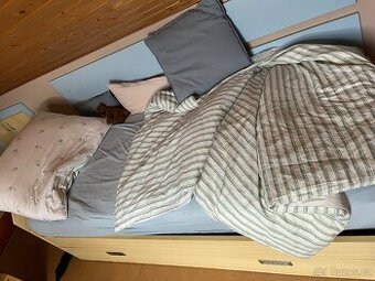 Postel s úložným prostorem