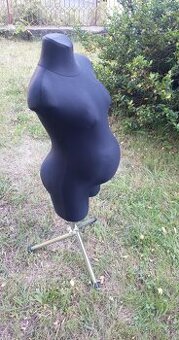 Figurína do výlohy s těhotenským bříškem