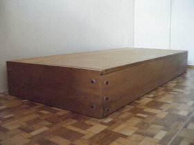 Prodám dřevěný gauč s velkým úložným prostorem, pojízdný