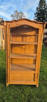 Elegantní starožitná vitrína