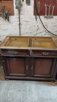 Starožitný nábytek skříňka.