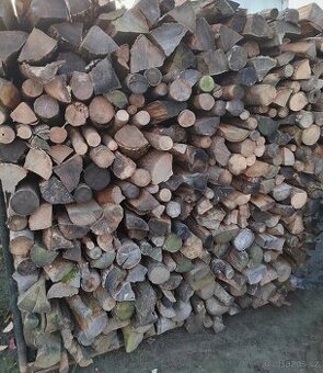 Tvrdé suché palivové dřevo.