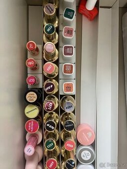 Materiál na domácí modeláž nehtů, nové za 22800 tisíc