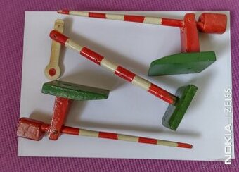 Staré hračky dvě dřevěné závory+návěstidlo-semafor