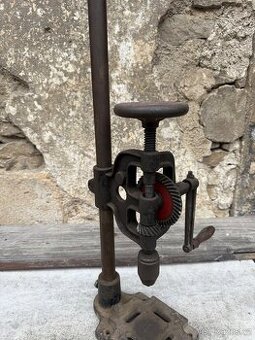 Ruční vrtačka historická