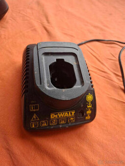 Nabíječka DEWALT DE9118