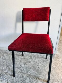 Židle s kovovou konstrukcí