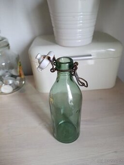 Stará láhev od sodovky zn. Zátka