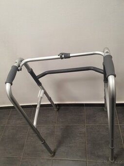 lehoučké hliníkové chodítko pro seniory