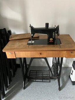 Starý šicí stroj zetina