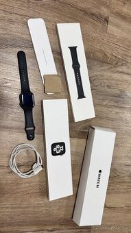 Apple Watch SE 3 se sportovním řemínkem