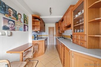 Komplet kuchyň se všemi spotřebiči