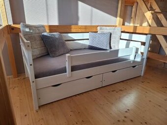 Dětská postel z masivu KARAS, 2 šuplíky, matrace a zábrana