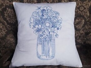 KRÁSNÝ VYŠÍVANÝ POVLAK NA POLŠTÁŘEK - LUČNÍ KVÍTÍ VE VÁZE