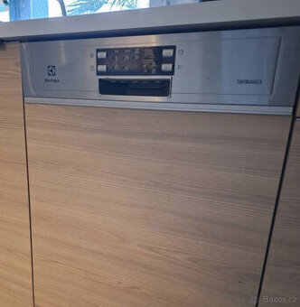 Myčka nádobí Electrolux automatické otevírání