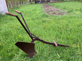 ASTUR - AKC. SPOL. STRAŠKOV koňský pluh - historický