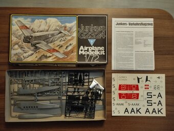 Modely letadel VEB PLATICART, plastové stavebnice.