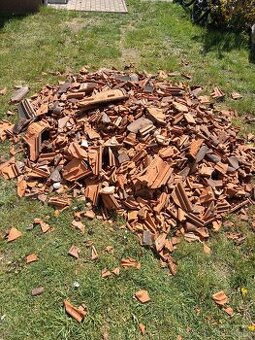 Tašky rozbité ze střechy.