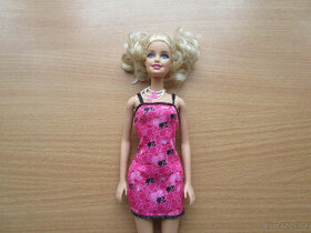 Pěkná Barbie v letních šatech, s náhrdelníkem a kozačkami