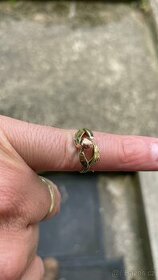 Zlatý prsten zdobený ,  585/1000 2,02g vel. 55 - 1
