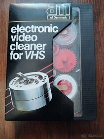 VHS čistiaca kazeta a kazetovy adapter