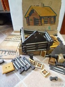 stará dřevěná hračka - stavebnice domeček roubenka chalupa