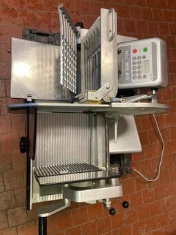 Nářezák automat
